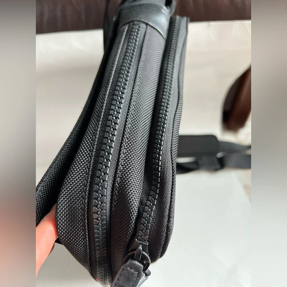 Michael Kors Kent Large Nylon Messenger Bag in Black